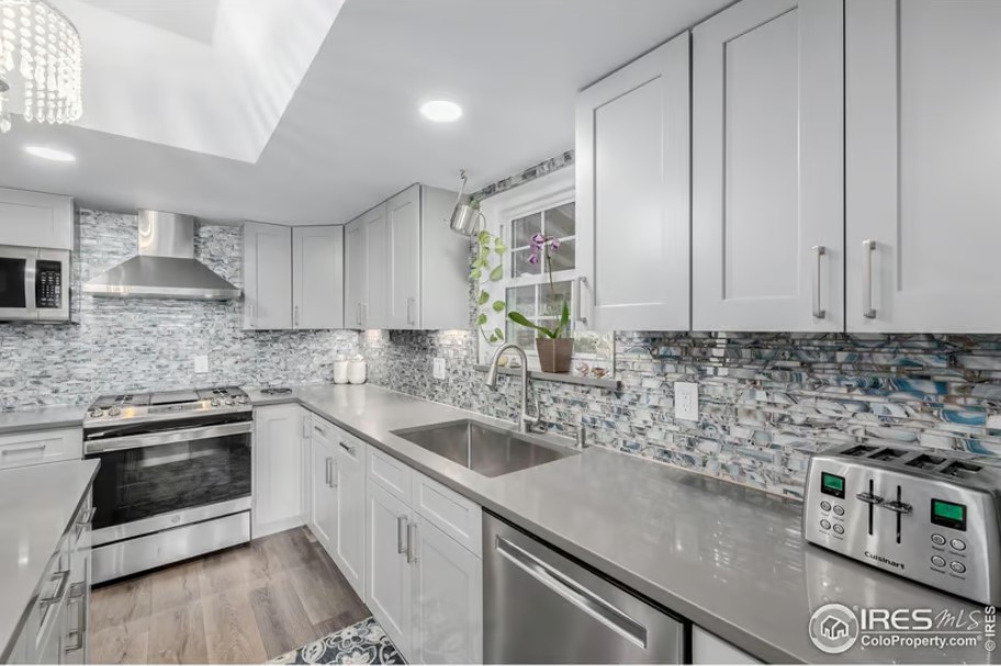 Beautifully Remodeled 6-bedroom, 4-bathroom Gem